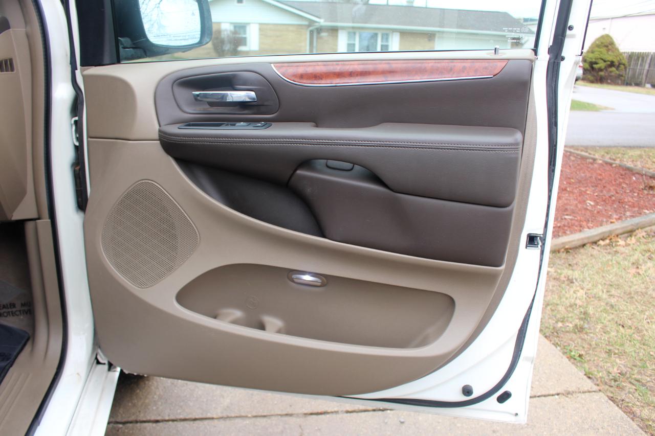 Chrysler Town & Country Limited 2013