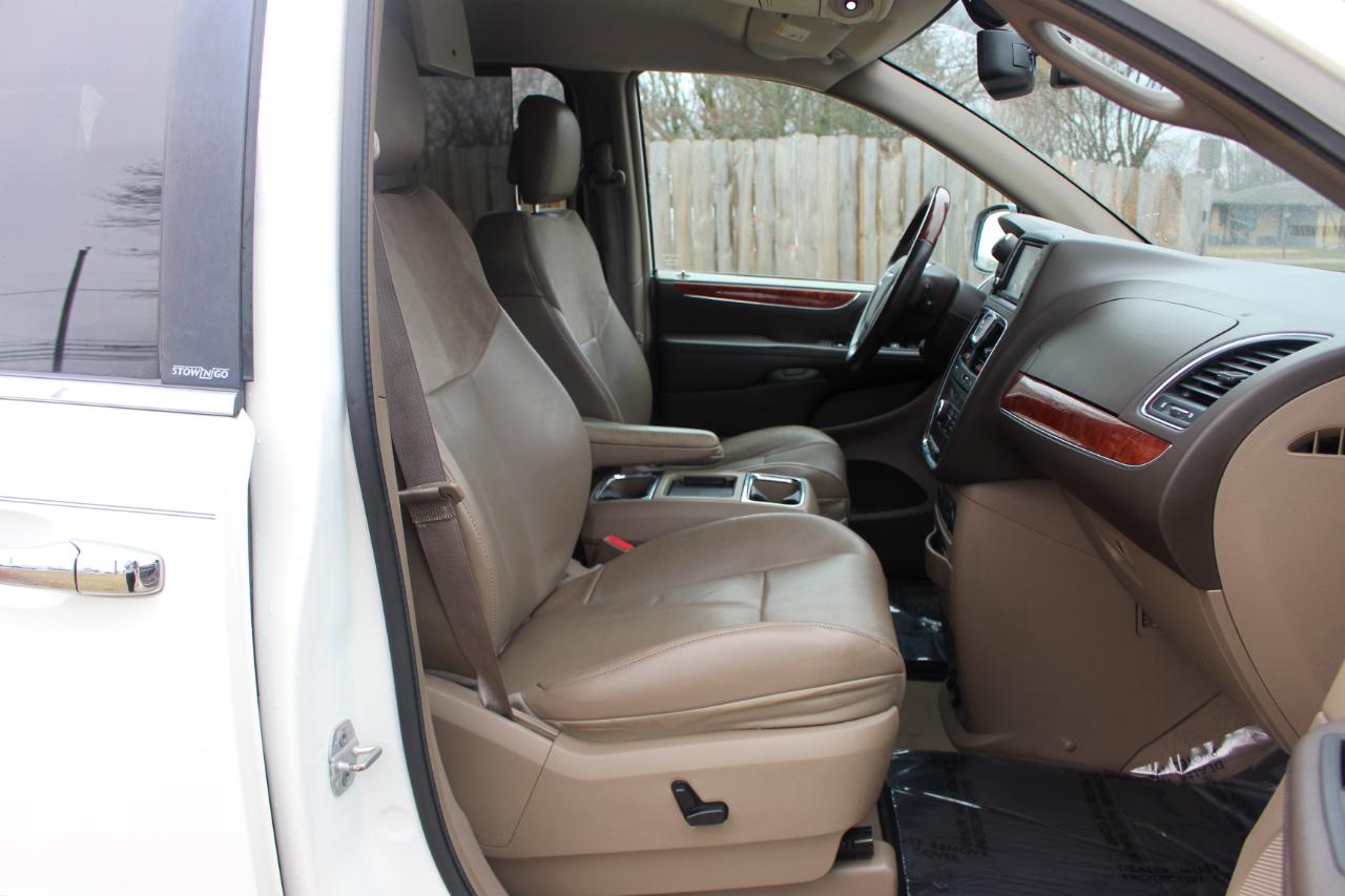 Chrysler Town & Country Limited 2013