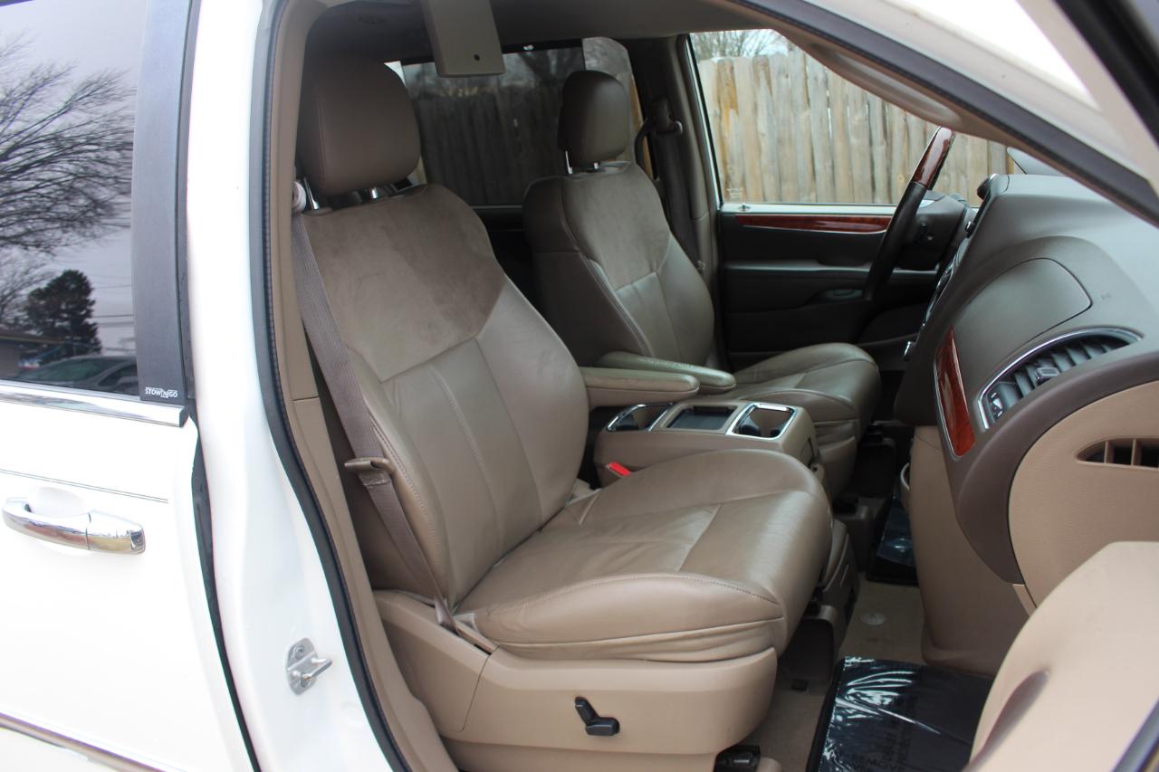 Chrysler Town & Country Limited 2013