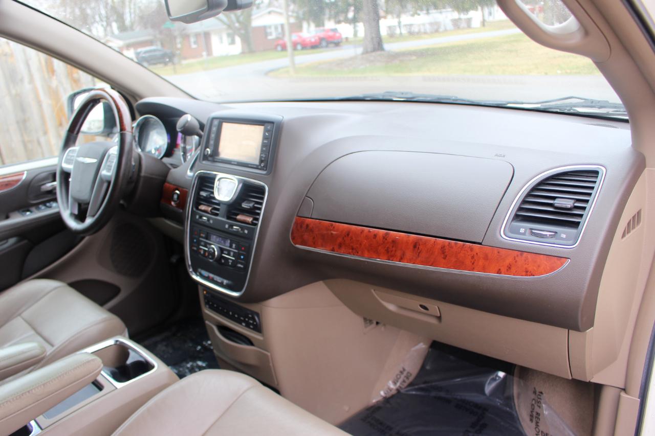 Chrysler Town & Country Limited 2013