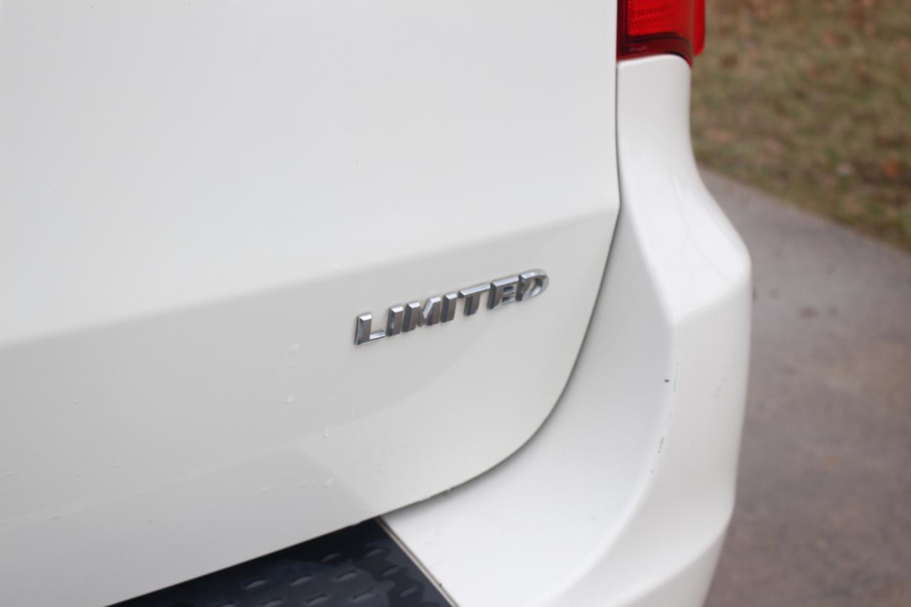 Chrysler Town & Country Limited 2013