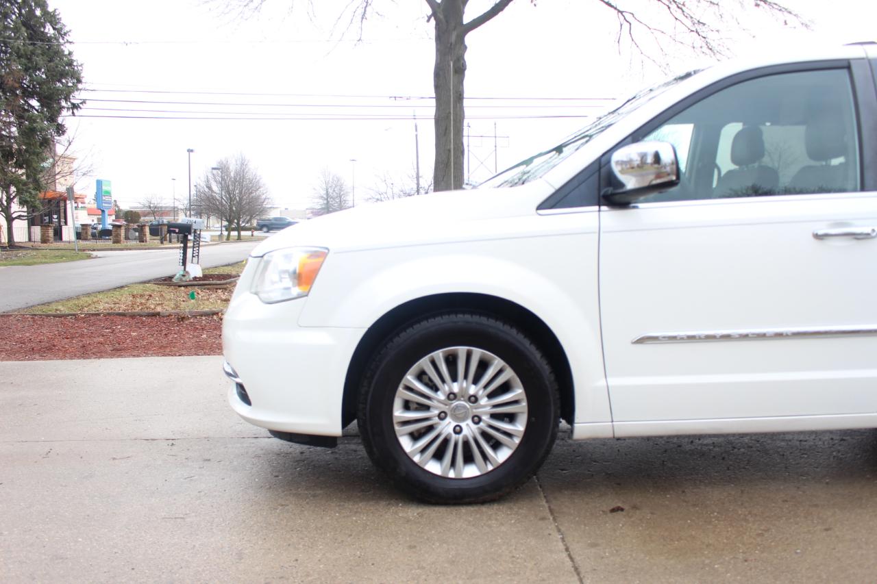 Chrysler Town & Country Limited 2013