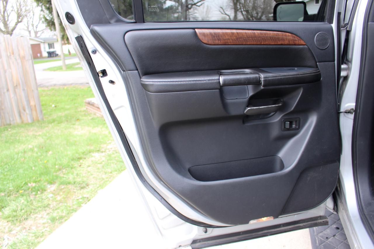 Nissan Armada Platinum 4WD 2012