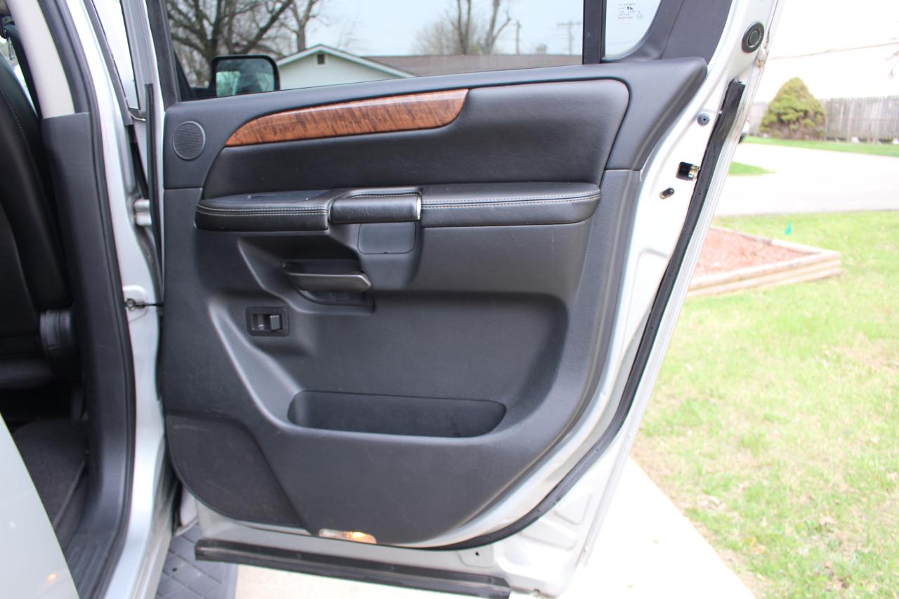 Nissan Armada Platinum 4WD 2012