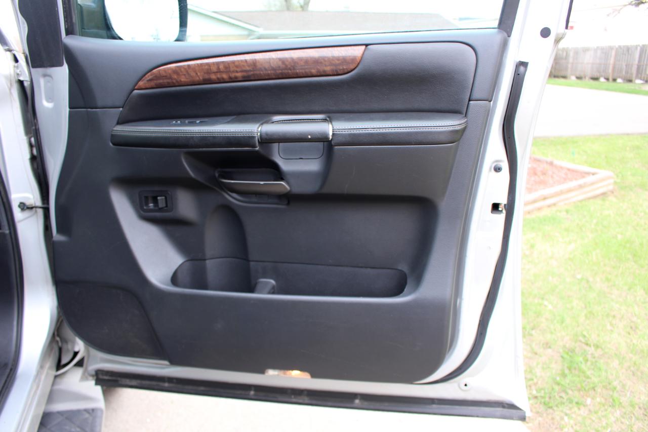 Nissan Armada Platinum 4WD 2012