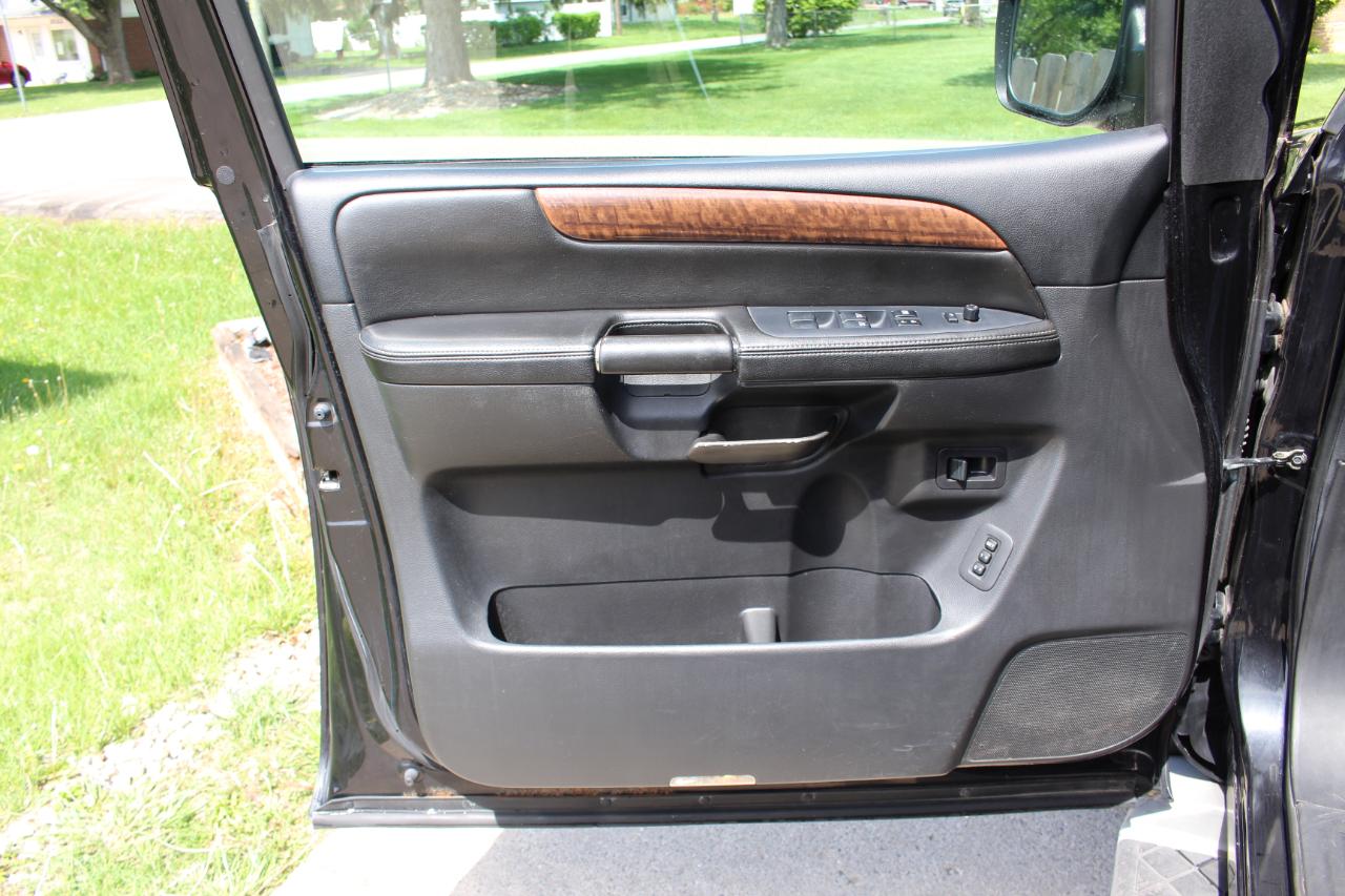 Nissan Armada Platinum 4WD 2013