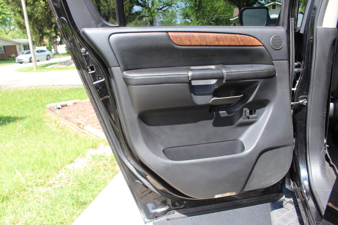 Nissan Armada Platinum 4WD 2013