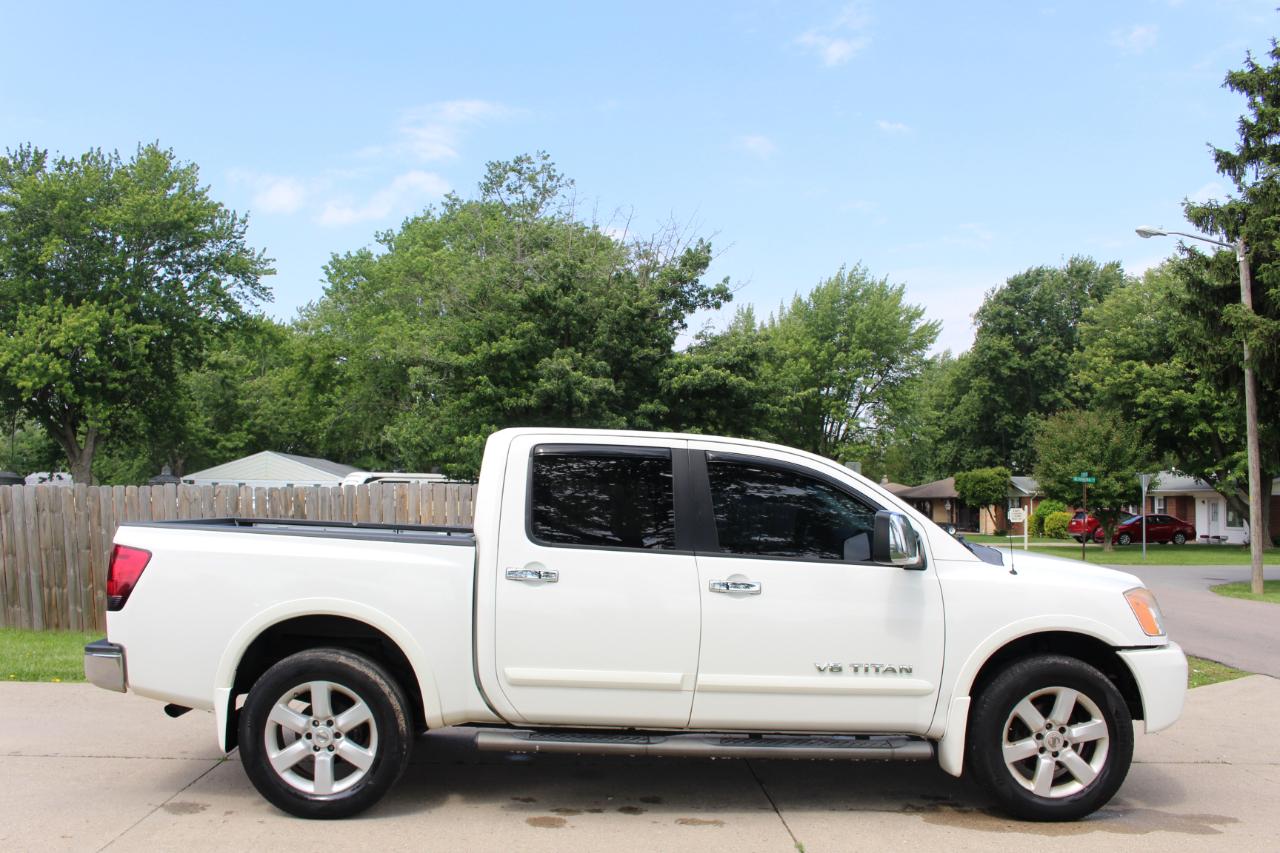 Nissan Titan SL Crew Cab 4WD 2011