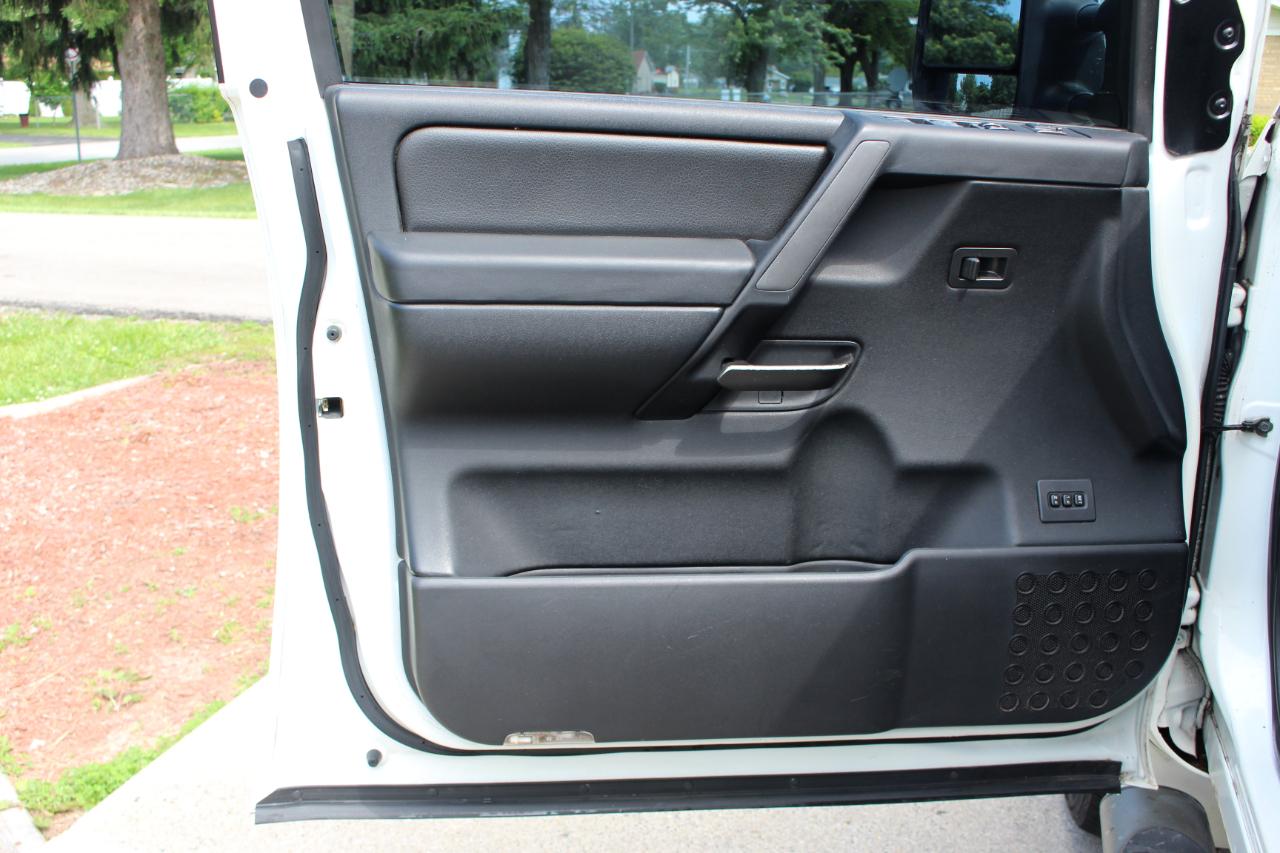 Nissan Titan SL Crew Cab 4WD 2011