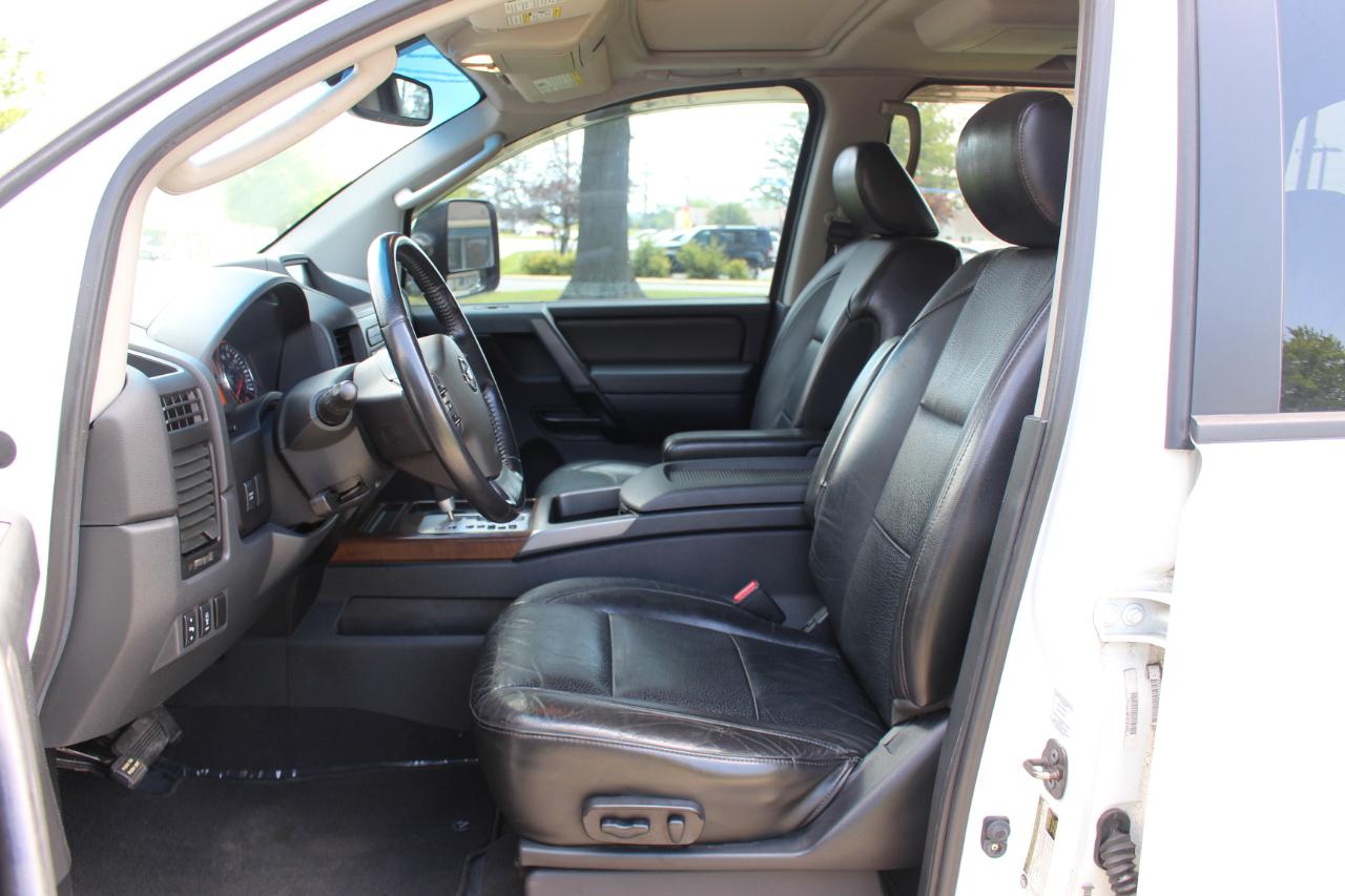 Nissan Titan SL Crew Cab 4WD 2011
