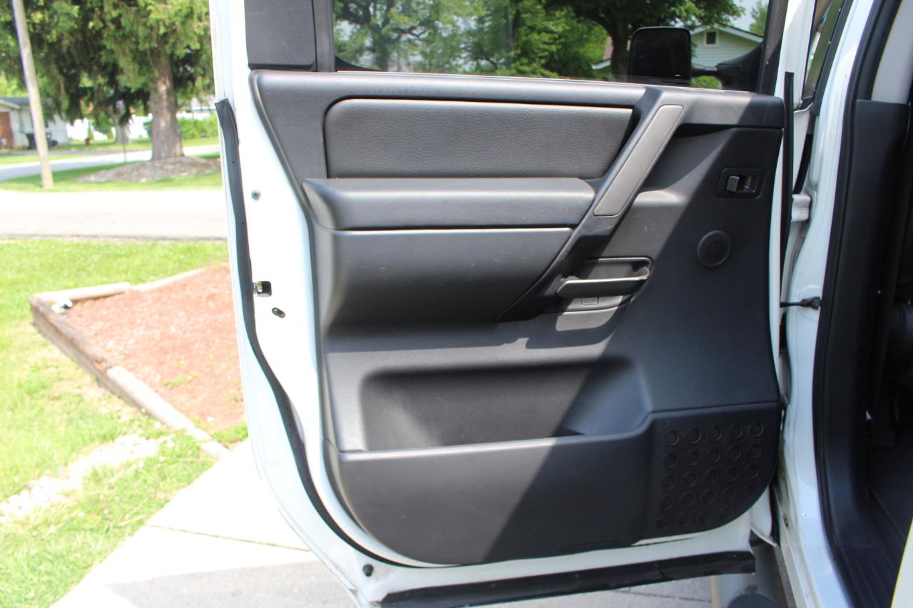 Nissan Titan SL Crew Cab 4WD 2011