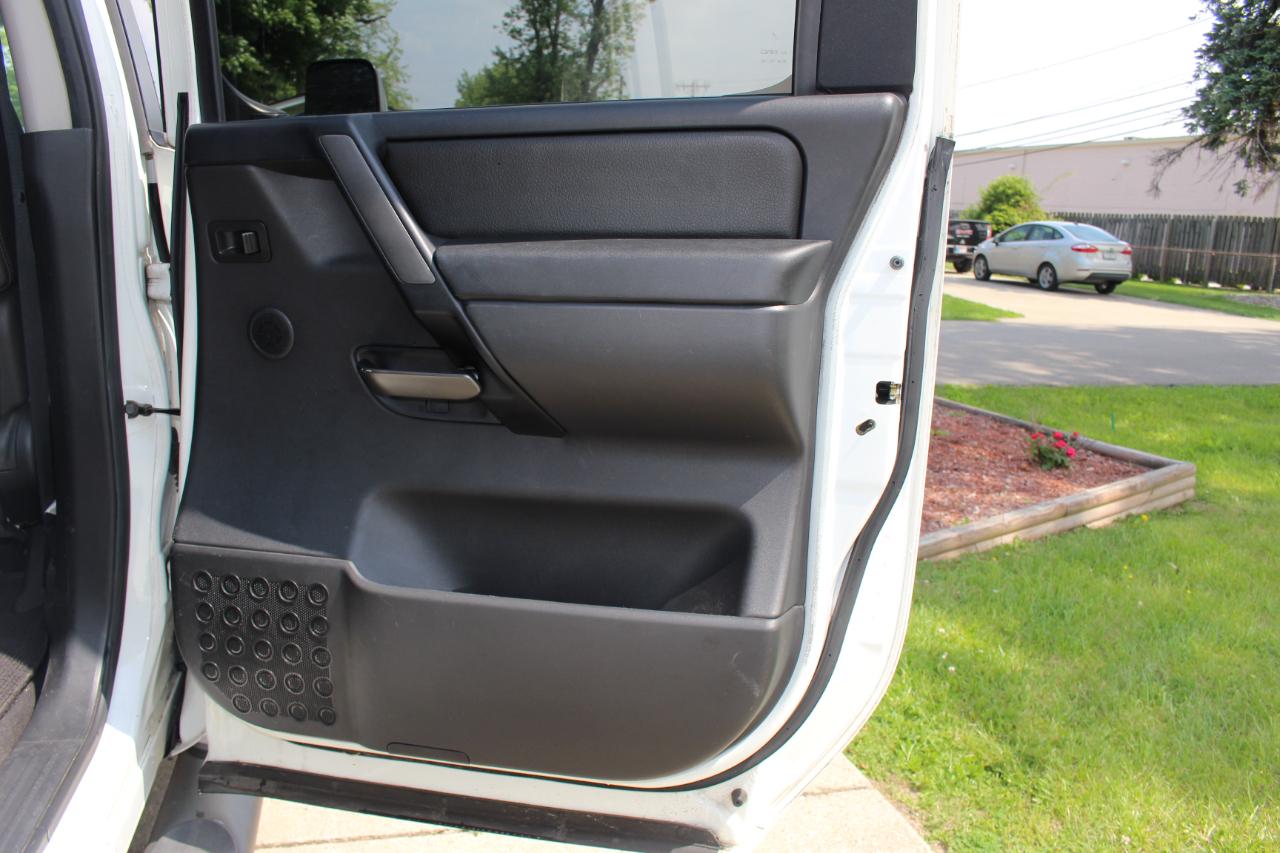 Nissan Titan SL Crew Cab 4WD 2011