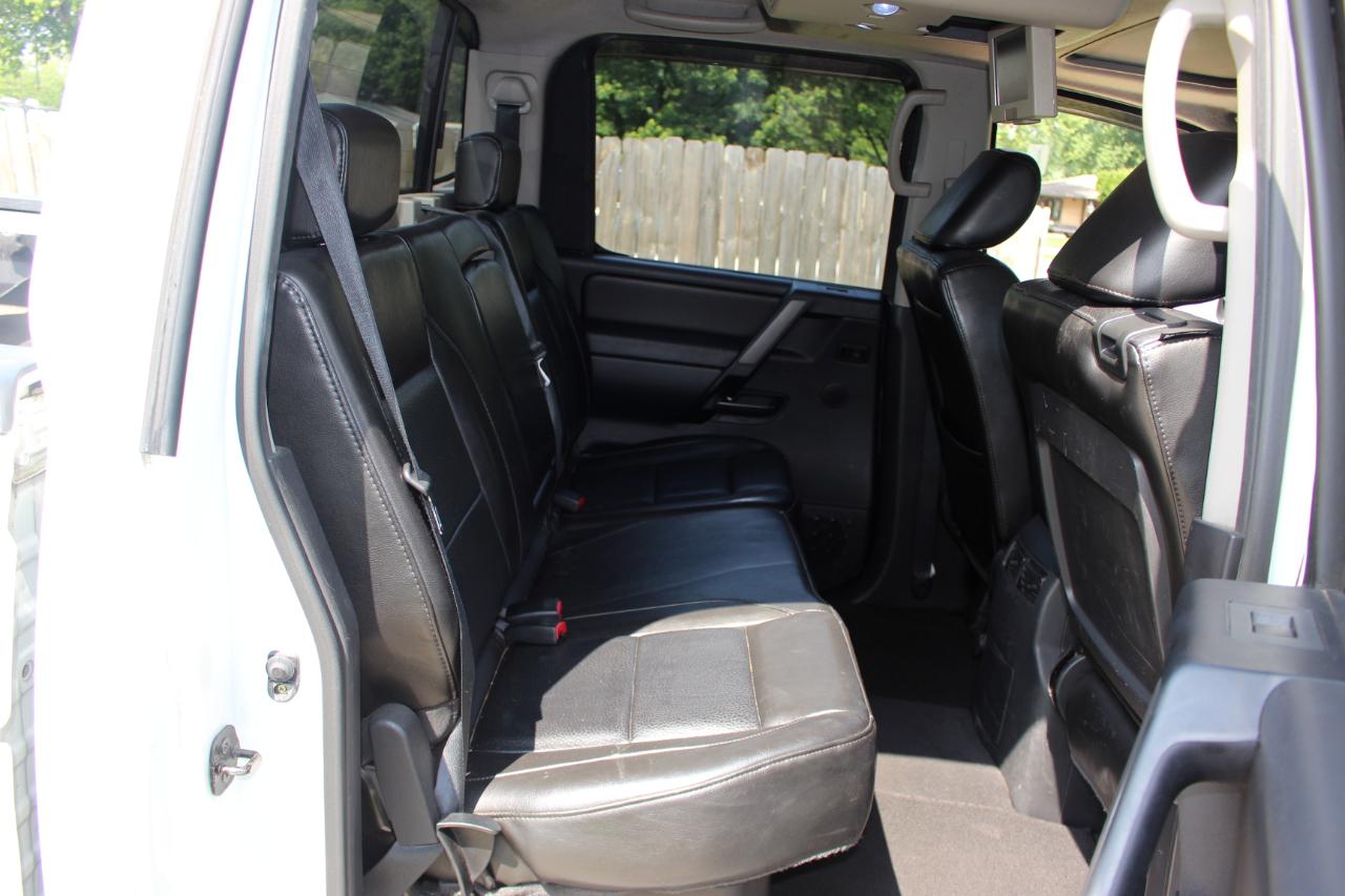 Nissan Titan SL Crew Cab 4WD 2011