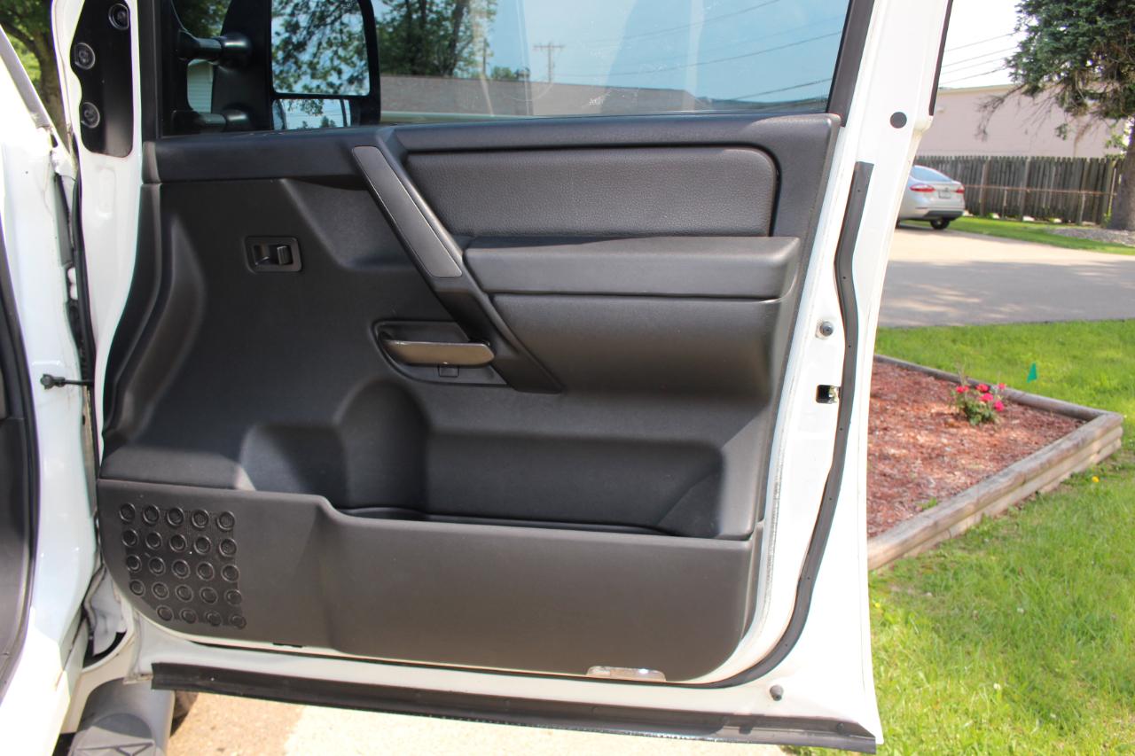 Nissan Titan SL Crew Cab 4WD 2011