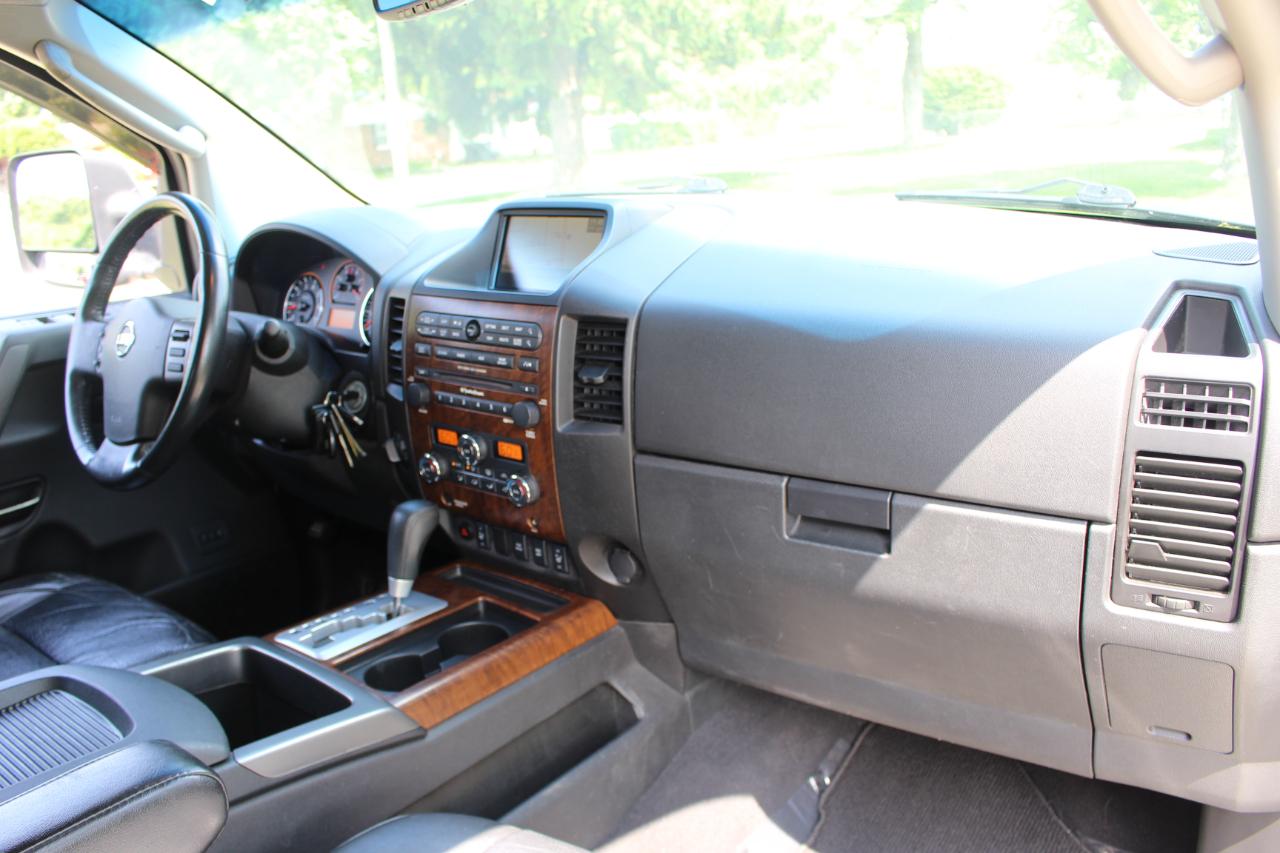 Nissan Titan SL Crew Cab 4WD 2011