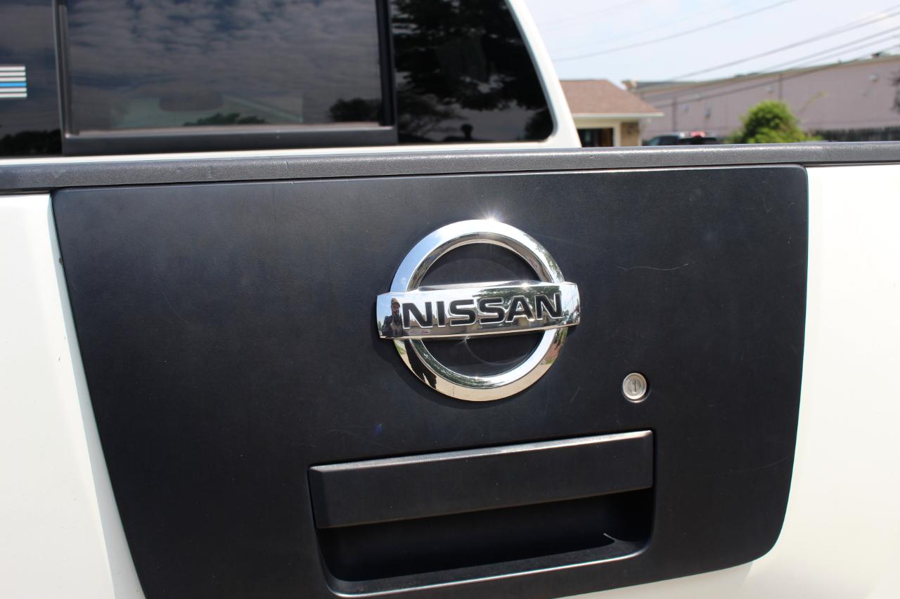 Nissan Titan SL Crew Cab 4WD 2011