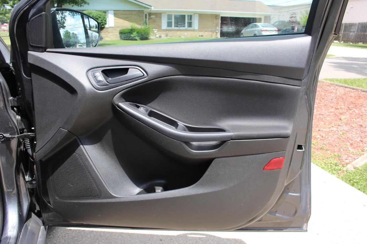 Ford Focus S Sedan 2016