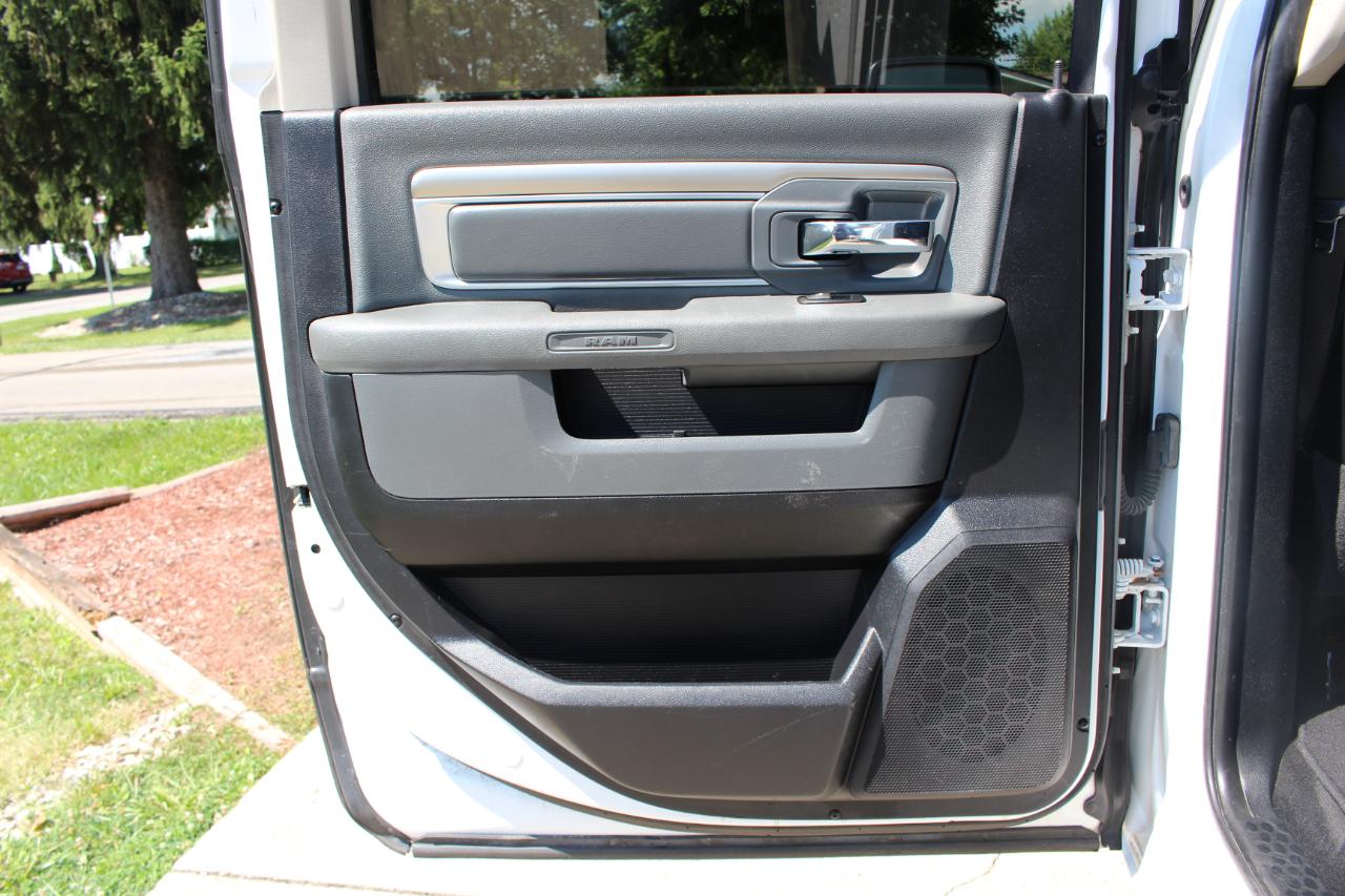 RAM 1500 Big Horn Crew Cab 4WD 2016