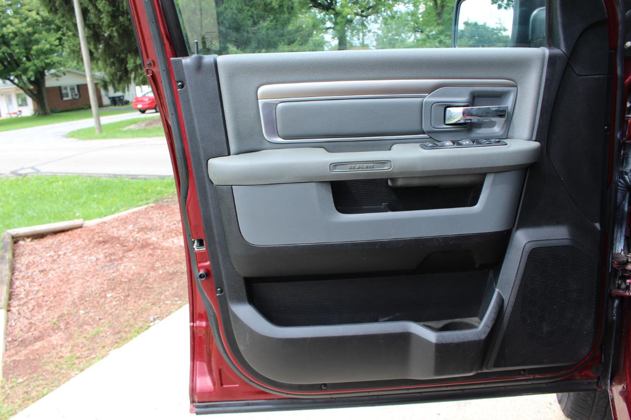 RAM 1500 Big Horn Crew Cab SWB 4WD 2016