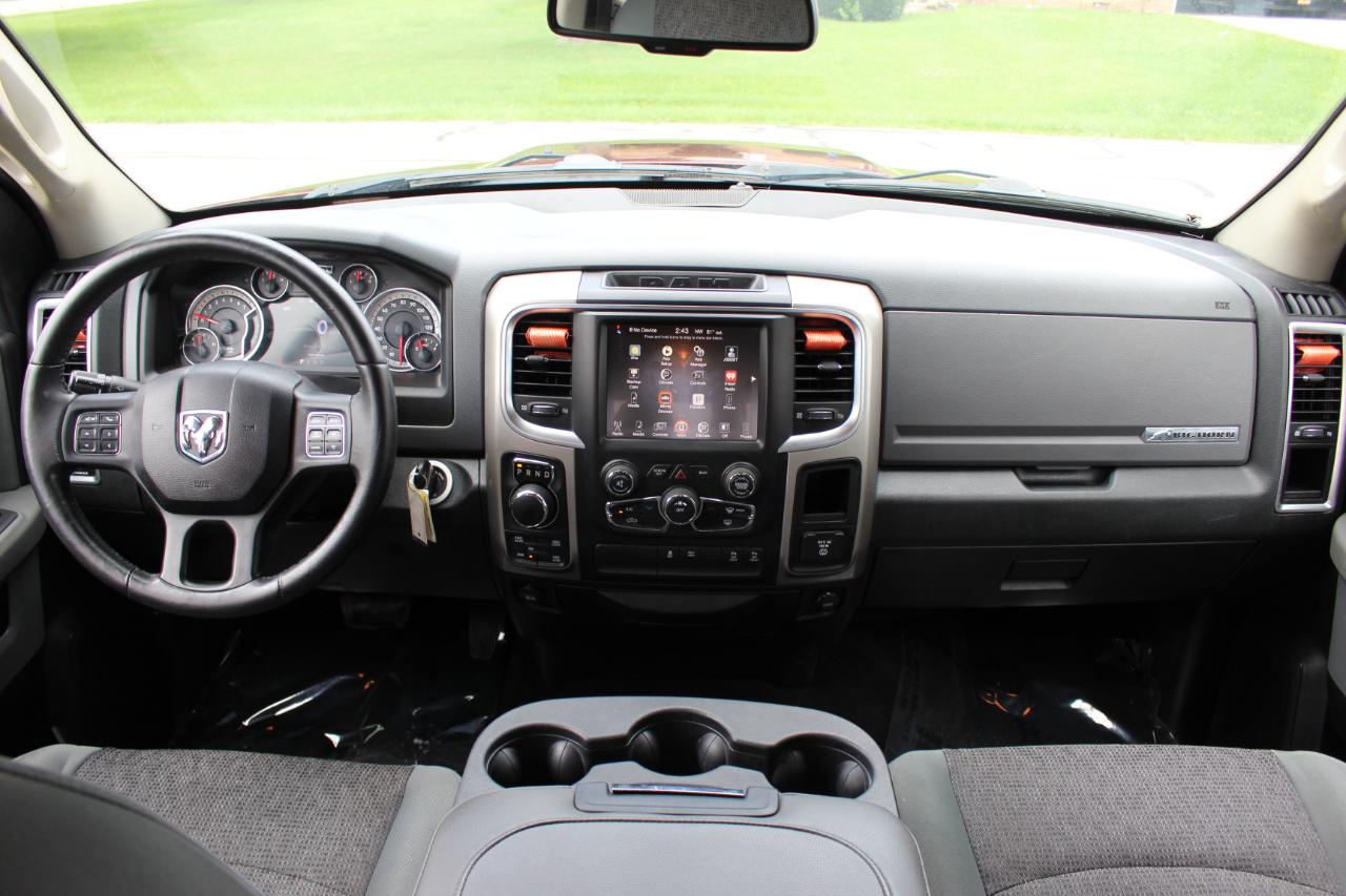 RAM 1500 Big Horn Crew Cab SWB 4WD 2016