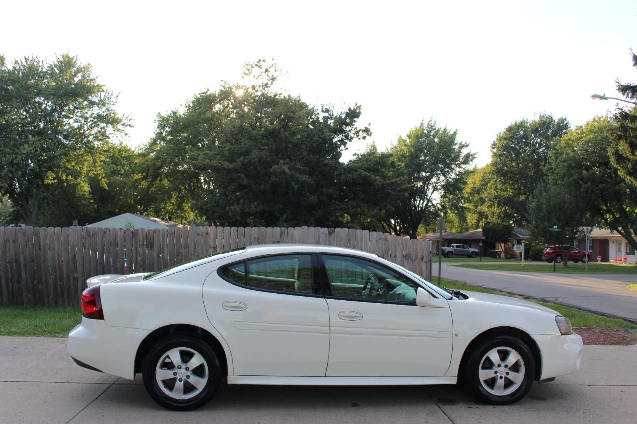 Pontiac Grand Prix Sedan 2008