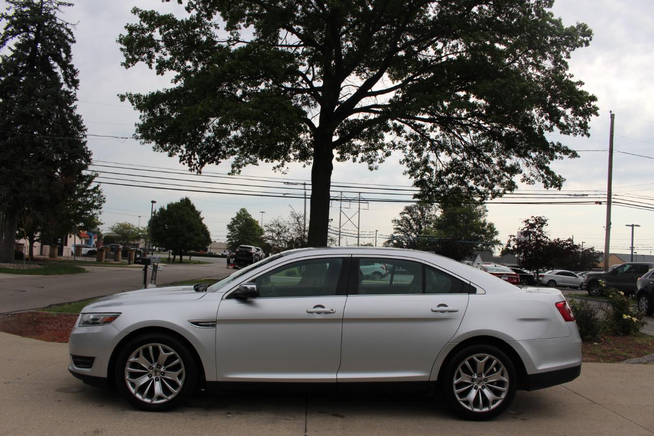 Ford Taurus Limited FWD 2019