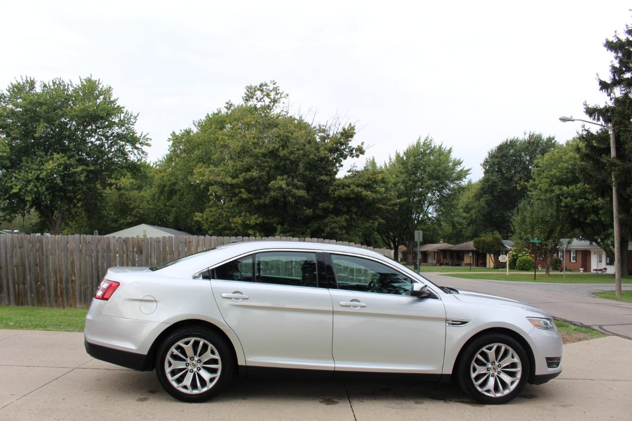 Ford Taurus Limited FWD 2019