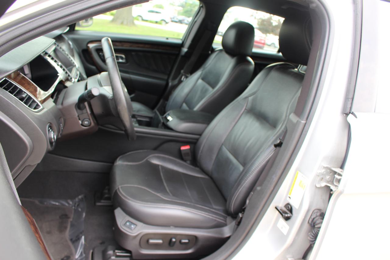 Ford Taurus Limited FWD 2019