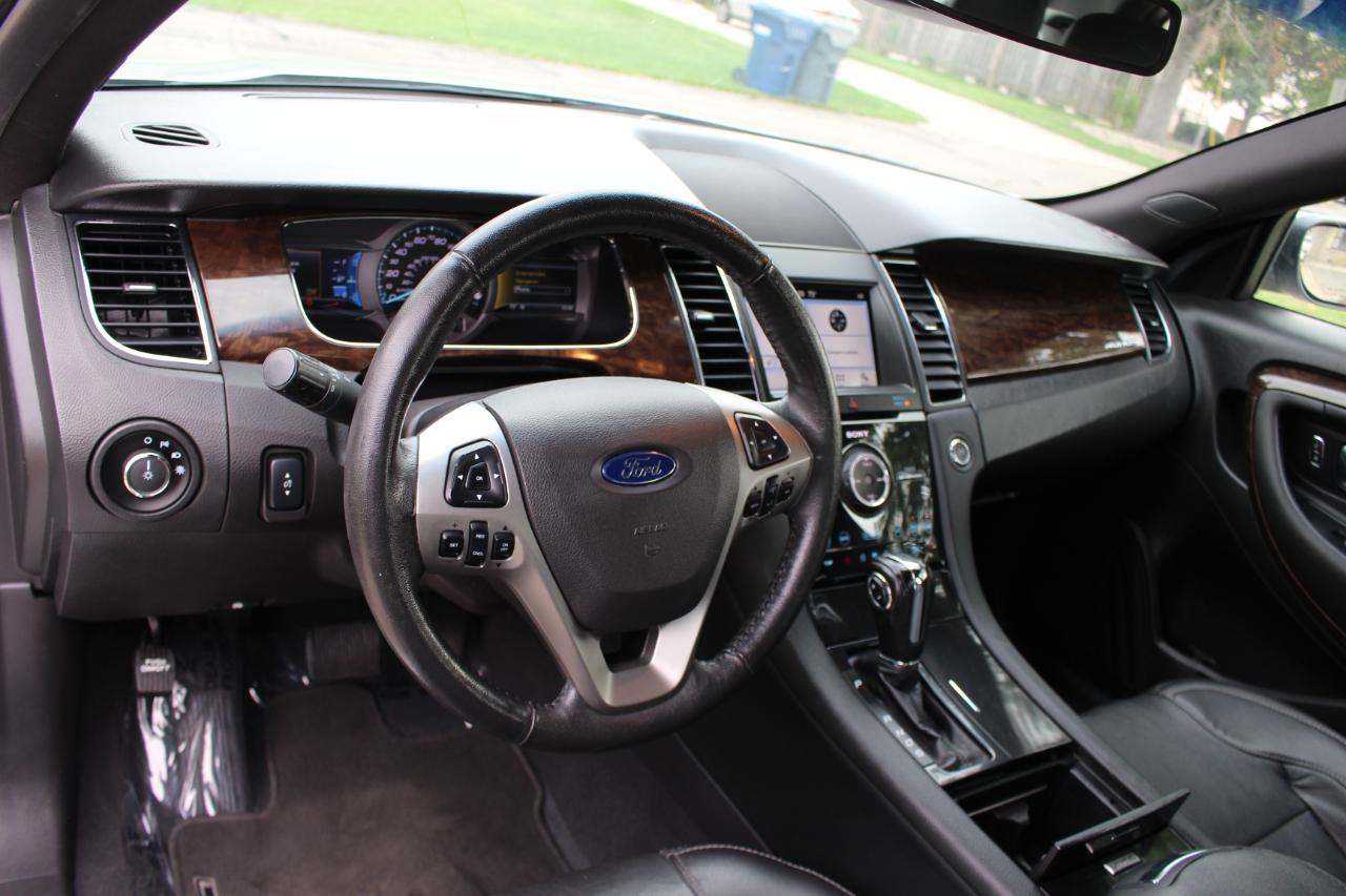 Ford Taurus Limited FWD 2019