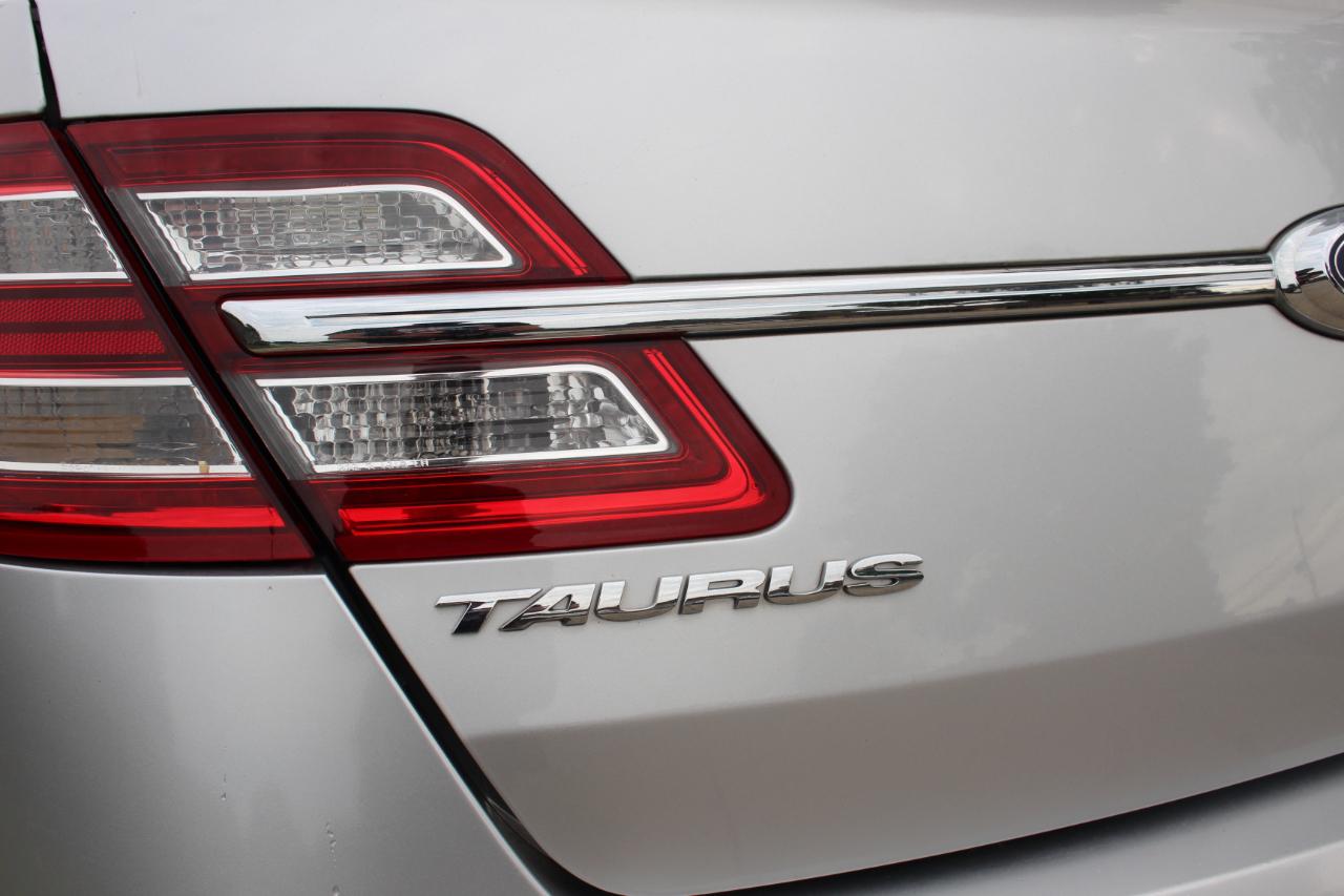 Ford Taurus Limited FWD 2019