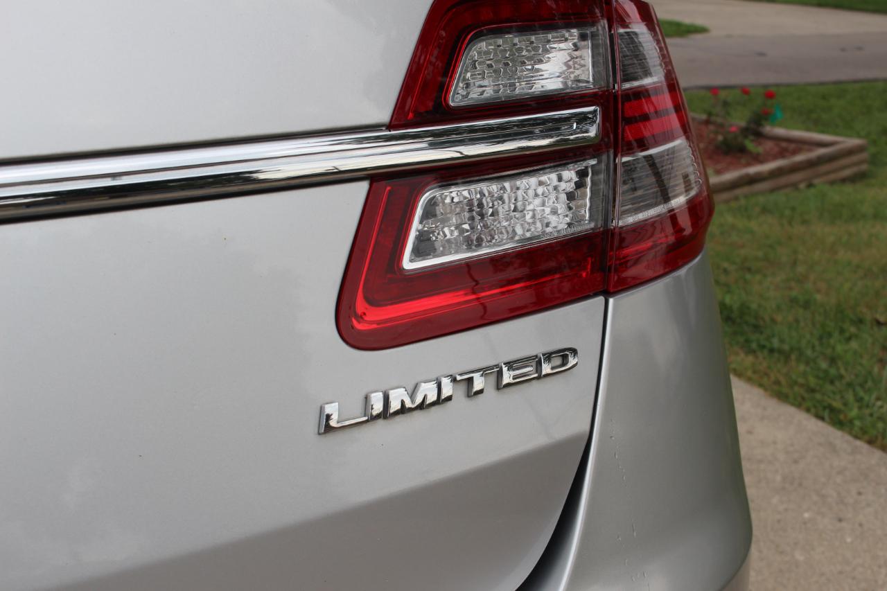Ford Taurus Limited FWD 2019