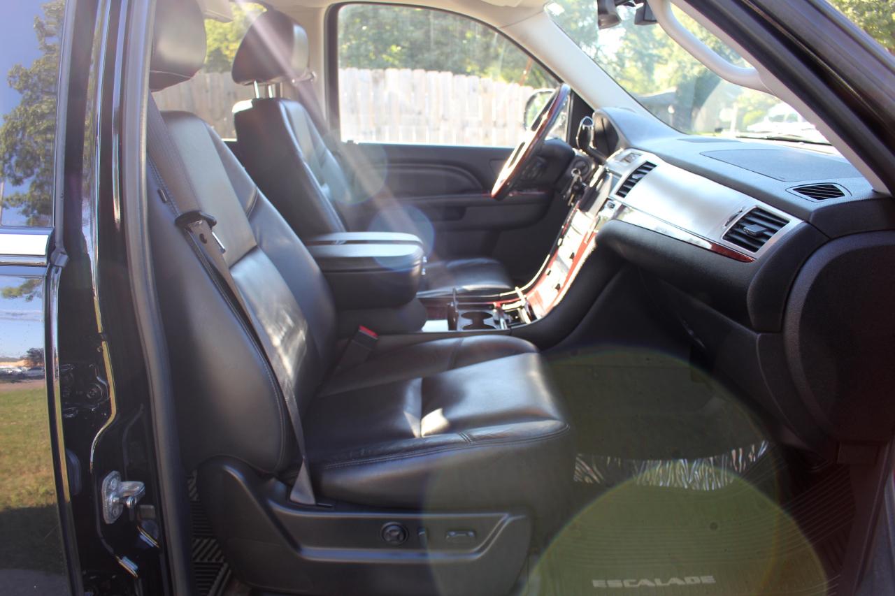Cadillac Escalade ESV AWD Luxury 2011