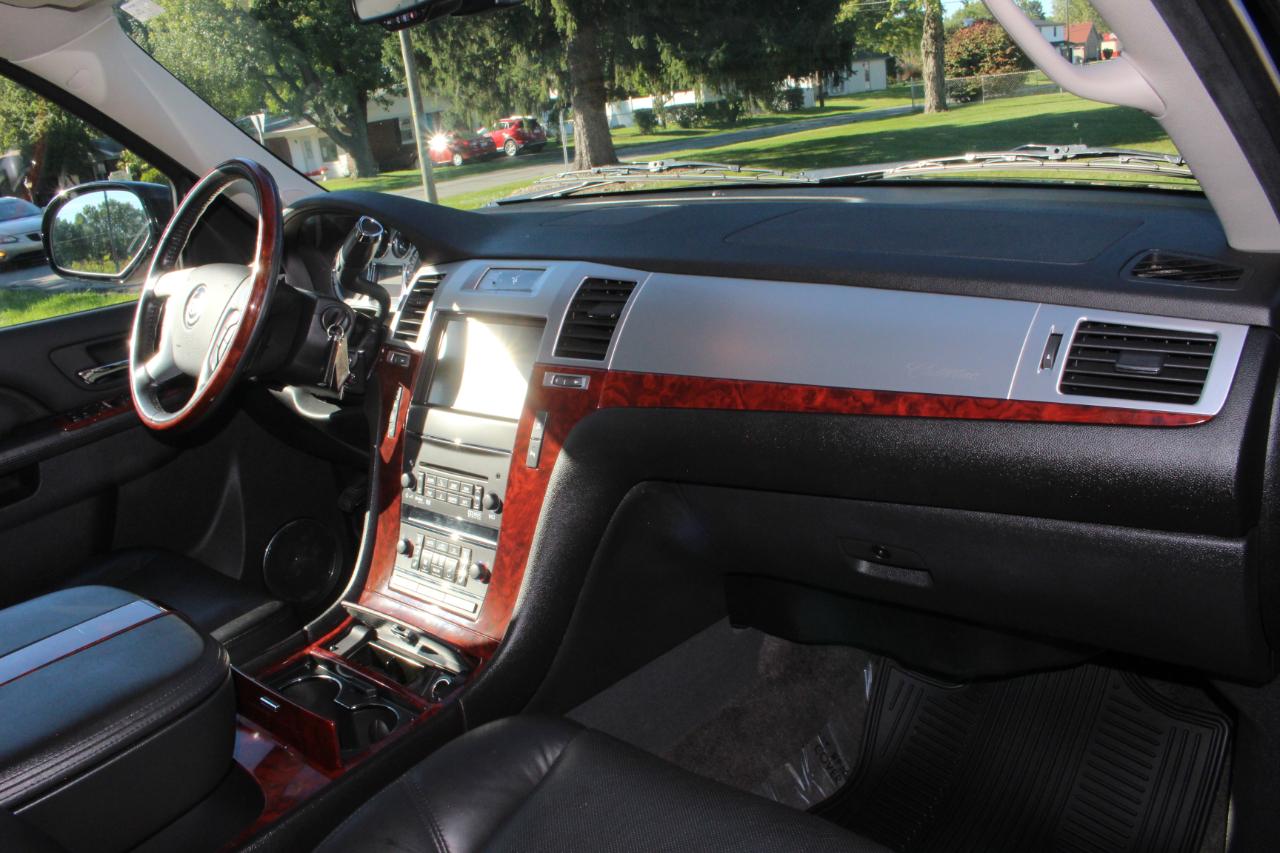 Cadillac Escalade ESV AWD Luxury 2011