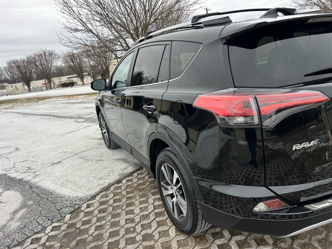 Toyota RAV4 XLE AWD (Natl) 2018