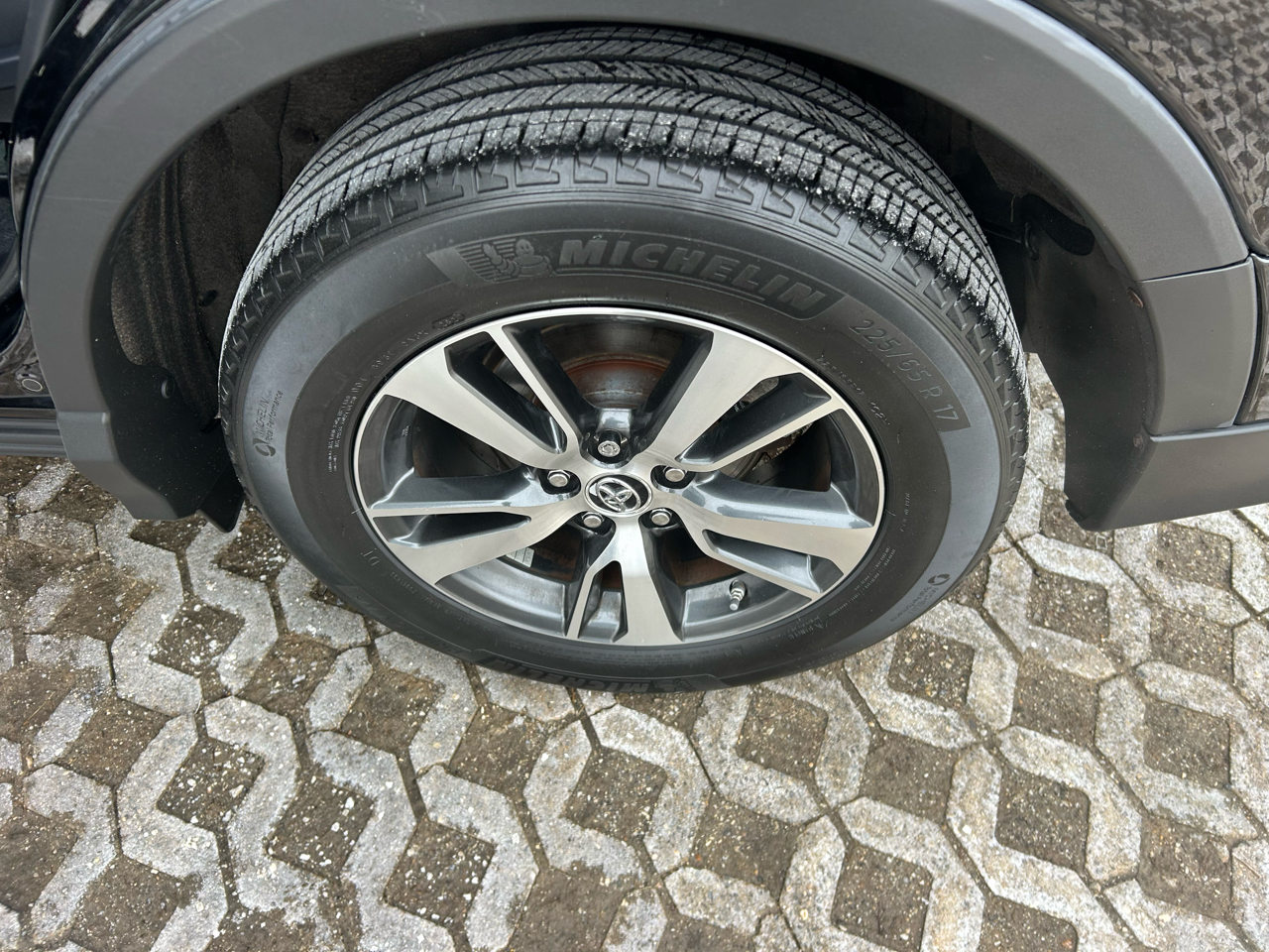 Toyota RAV4 XLE AWD (Natl) 2018