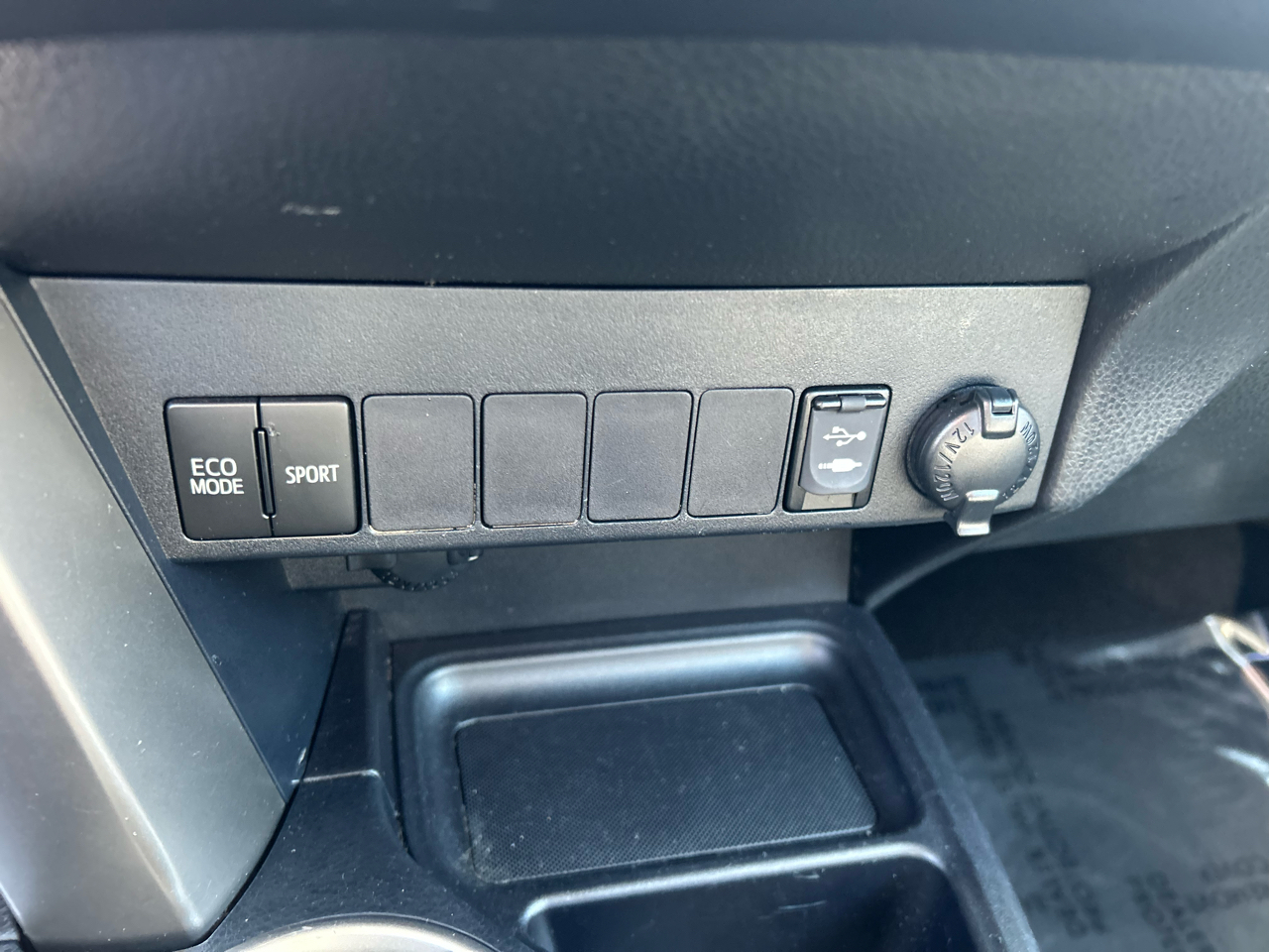 Toyota RAV4 AWD 4dr XLE (Natl) 2013