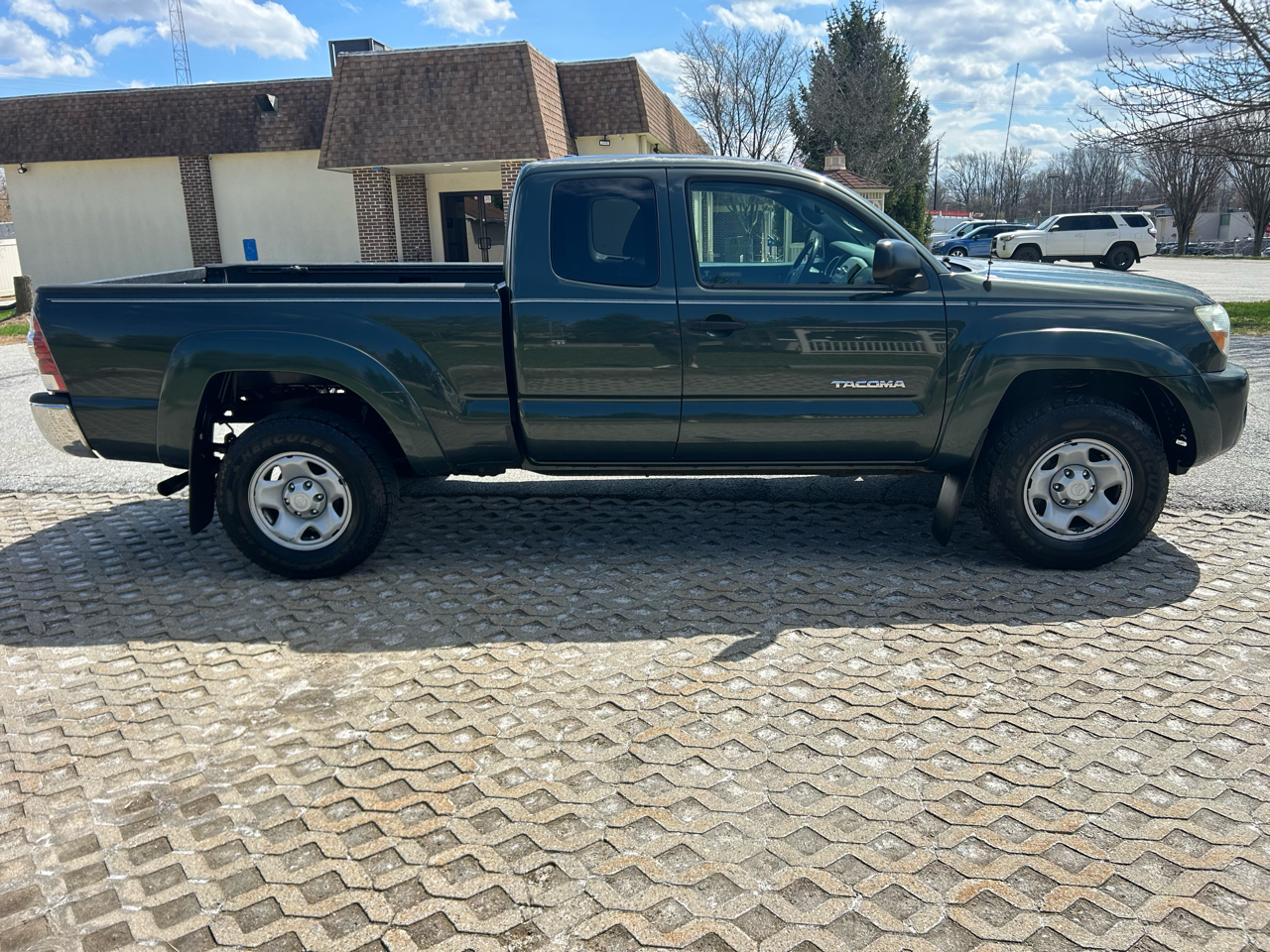 Toyota Tacoma 2WD Access V6 AT PreRunner (Natl) 2010
