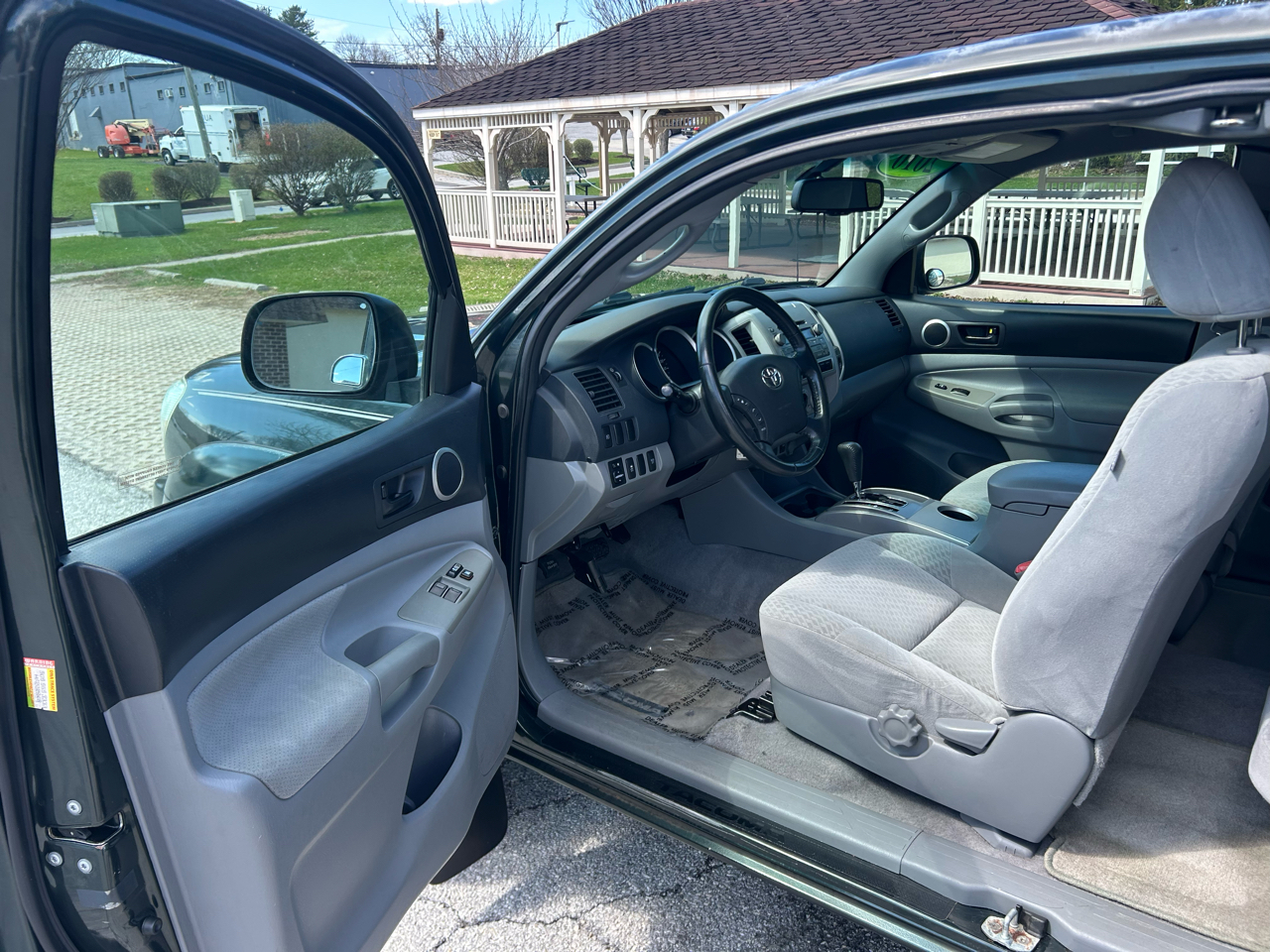 Toyota Tacoma 2WD Access V6 AT PreRunner (Natl) 2010
