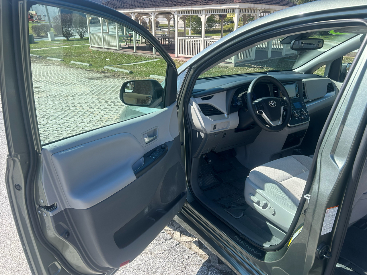 Toyota Sienna LE Auto Access Seat FWD 7-Passenger (Natl) 2020