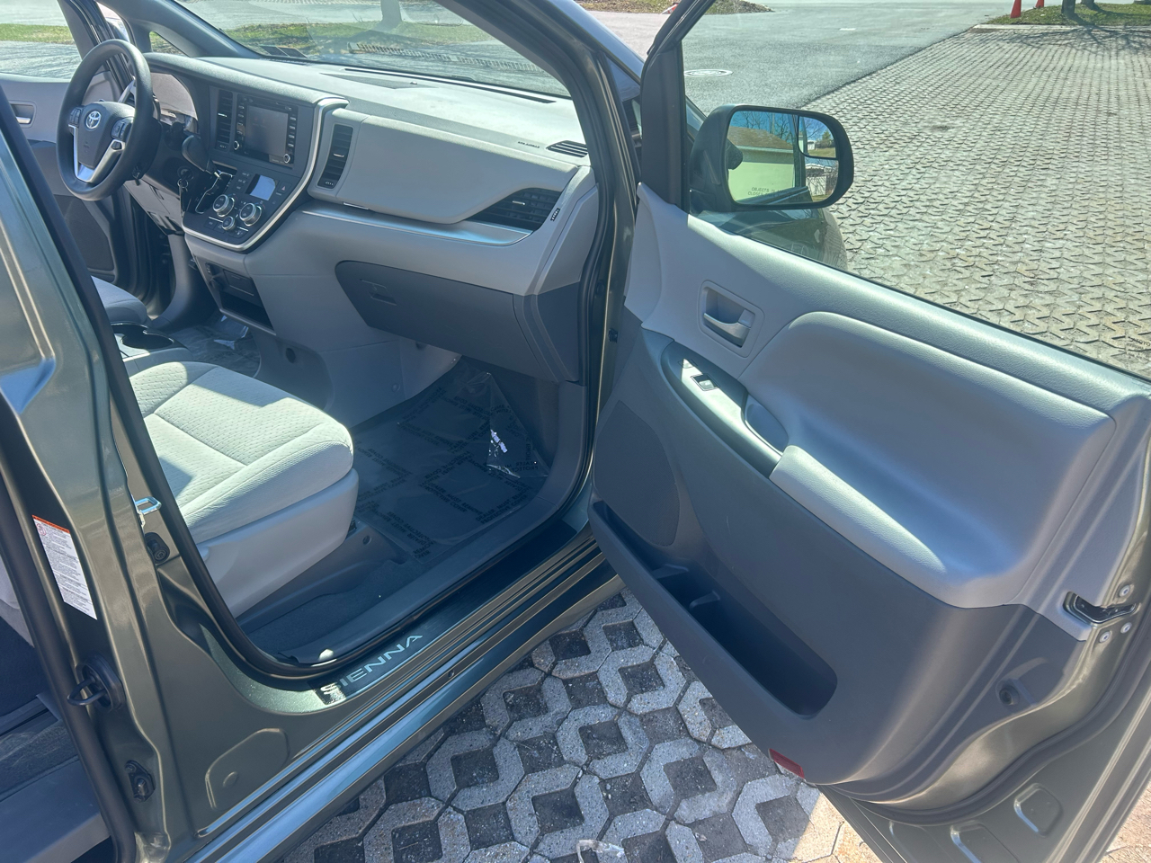 Toyota Sienna LE Auto Access Seat FWD 7-Passenger (Natl) 2020