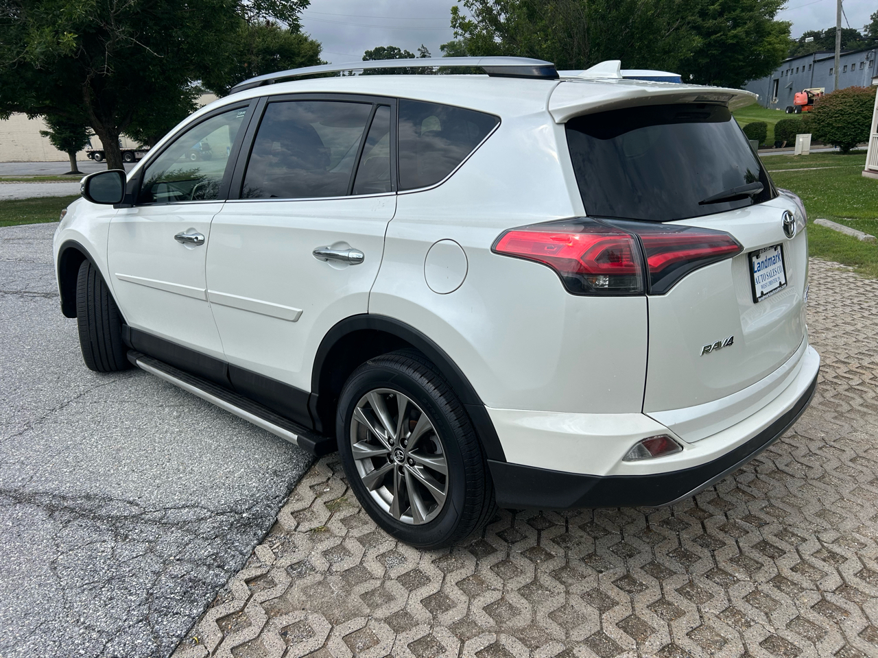 Toyota RAV4 Limited AWD (Natl) 2017