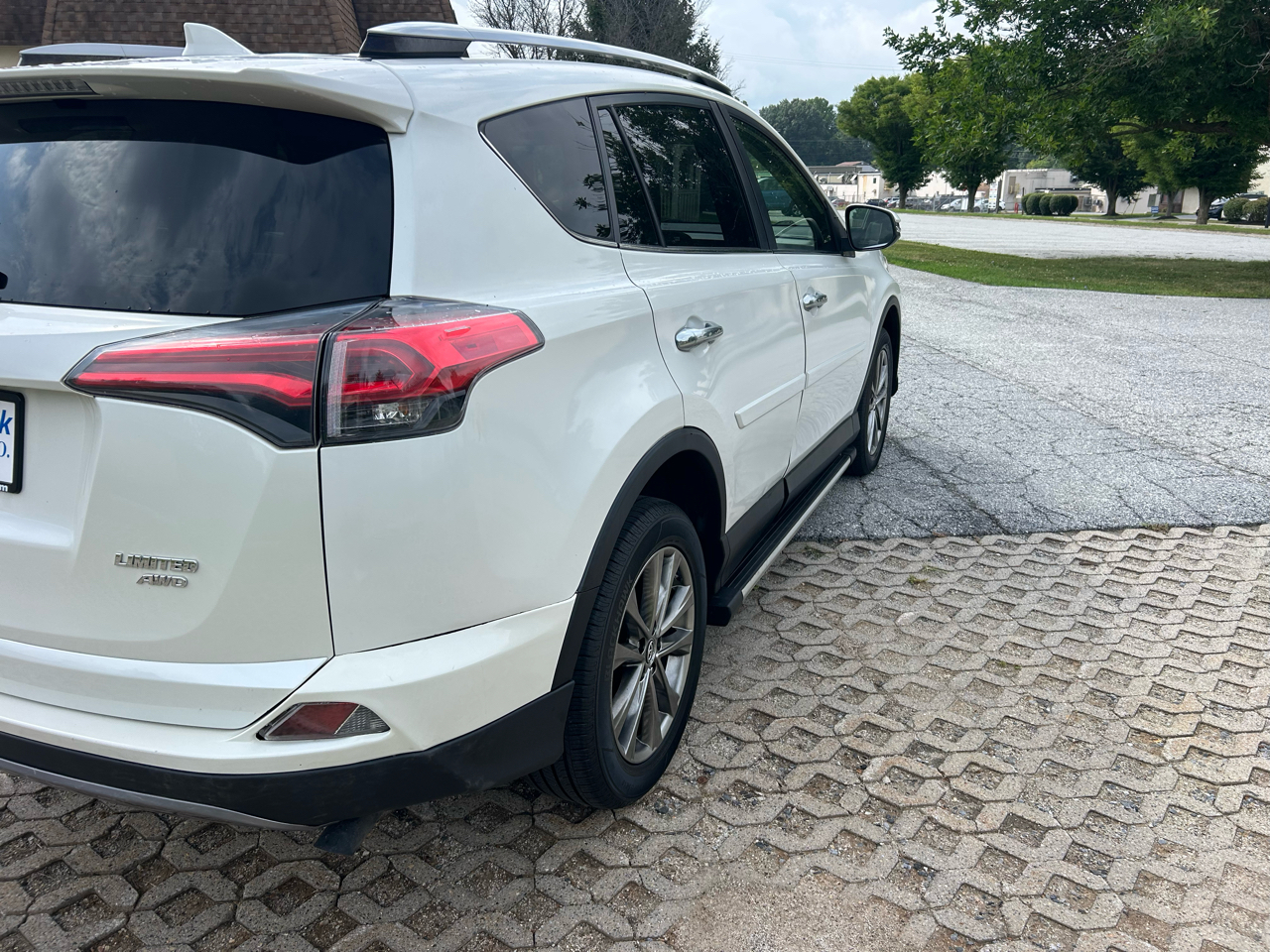 Toyota RAV4 Limited AWD (Natl) 2017