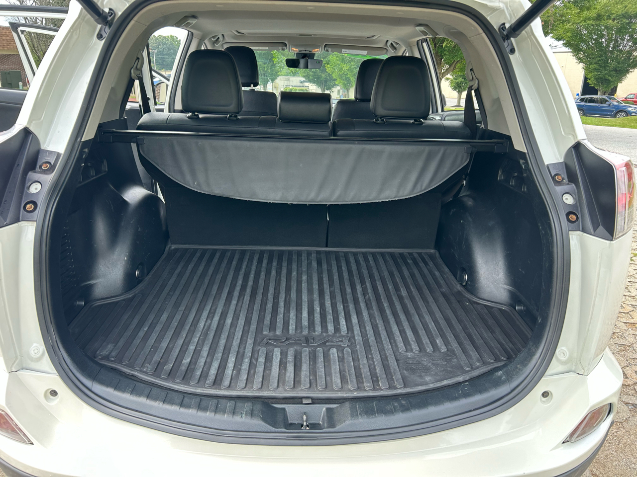 Toyota RAV4 Limited AWD (Natl) 2017
