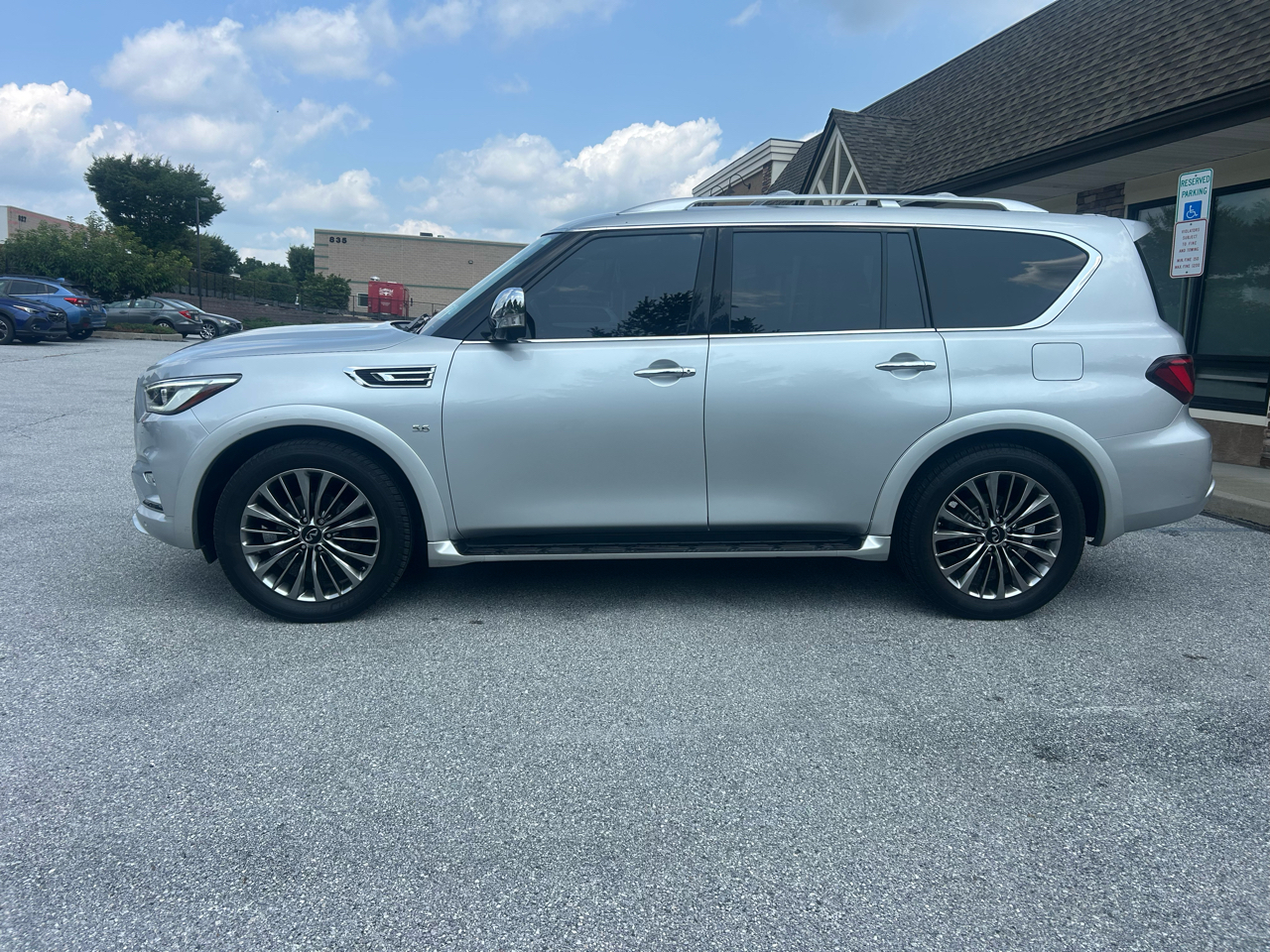 Infiniti QX80 LUXE AWD 2019
