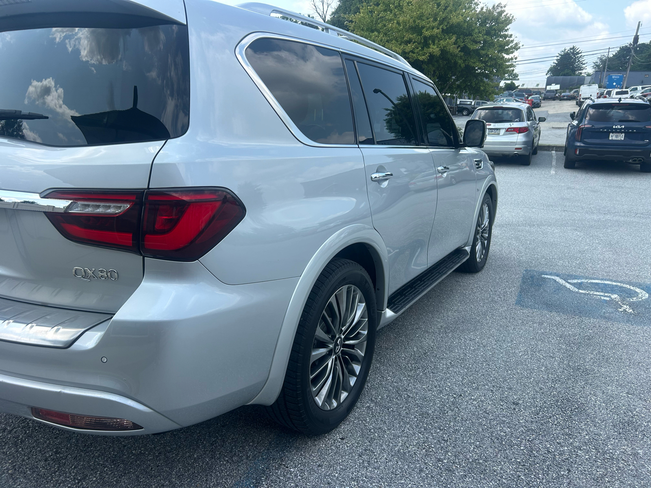 Infiniti QX80 LUXE AWD 2019
