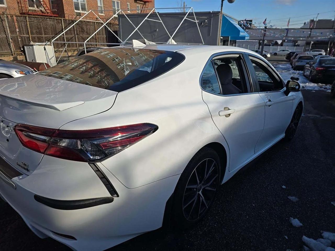 Toyota Camry Hybrid SE 2022