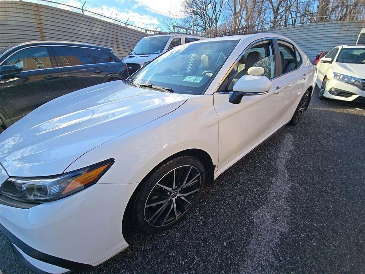 Toyota Camry Hybrid SE 2022