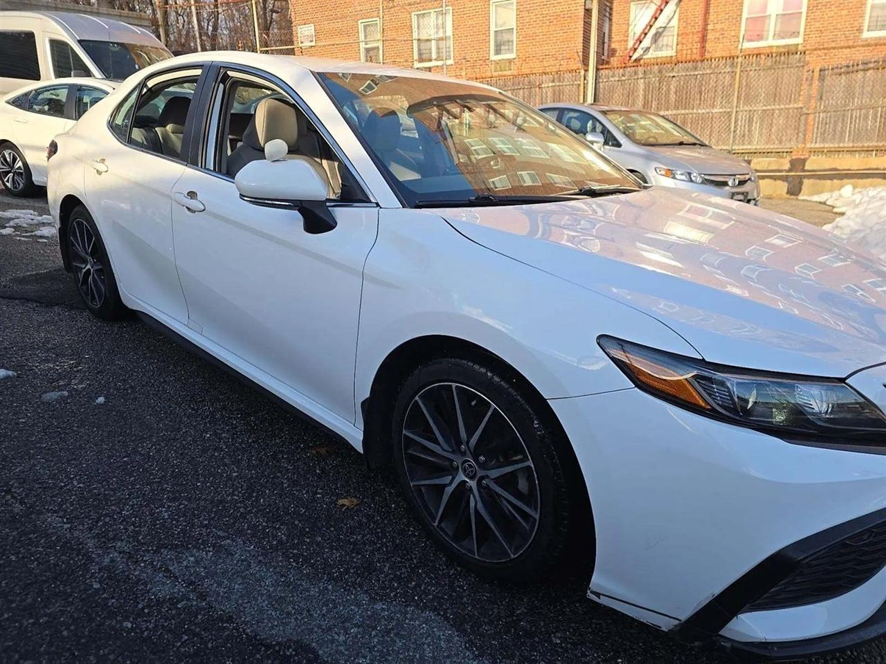 Toyota Camry Hybrid SE 2022
