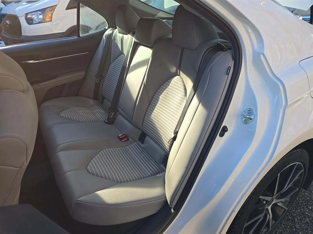 Toyota Camry Hybrid SE 2022