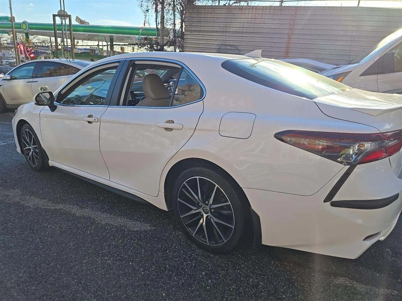 Toyota Camry Hybrid SE 2022